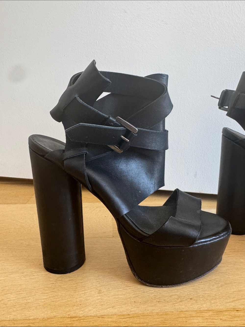 Vero Cuoio Black Leather Strappy Platform Sandals
